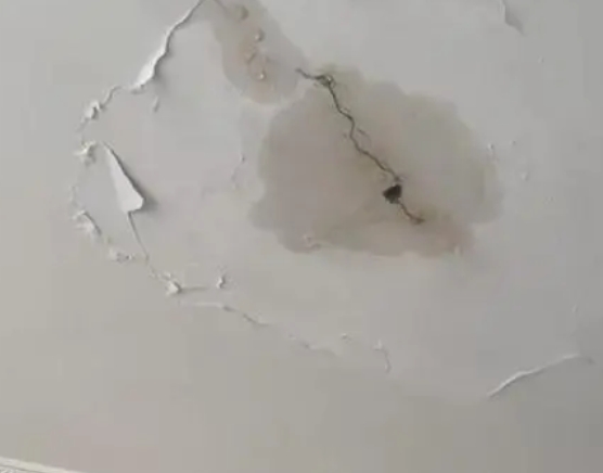 察哈尔右翼中阳台漏水维修公司分享下屋面防水工程质量问题原因分析